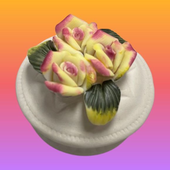 🎁 4 Victorian Trading Company Small Porcelain Trinket Box Applied Flowers - Picture 1 of 10